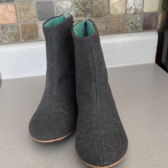 Solo Charcoal Gray Winter Boots - Picture 2 of 6